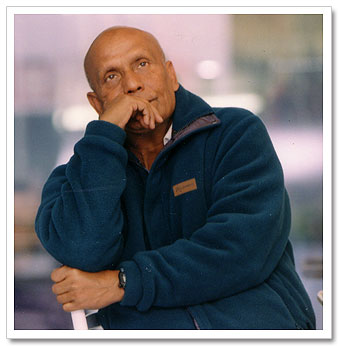 Sri Chinmoy meditates at The Kettledrum Café